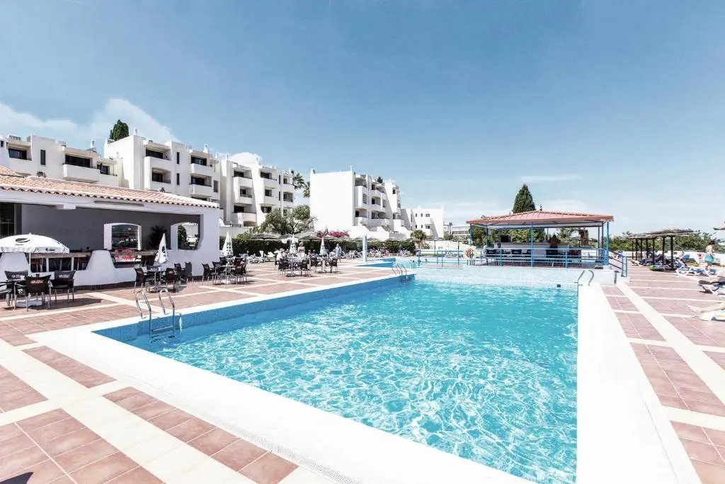 Seaview Studio - 10 Min. Beach, Private Condo, Pool, Grill & Free Parking