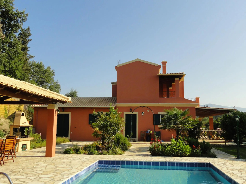 Nice house with pool and outside space, next to 2 lakes of the National Park