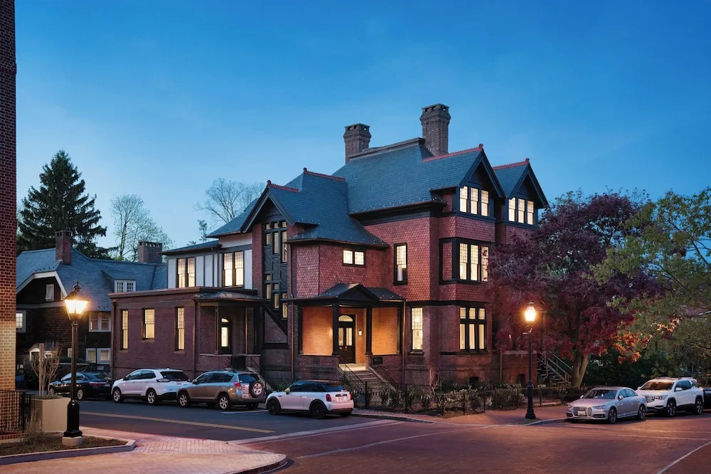 86 State Circle - Luxury Boutique Hotel
