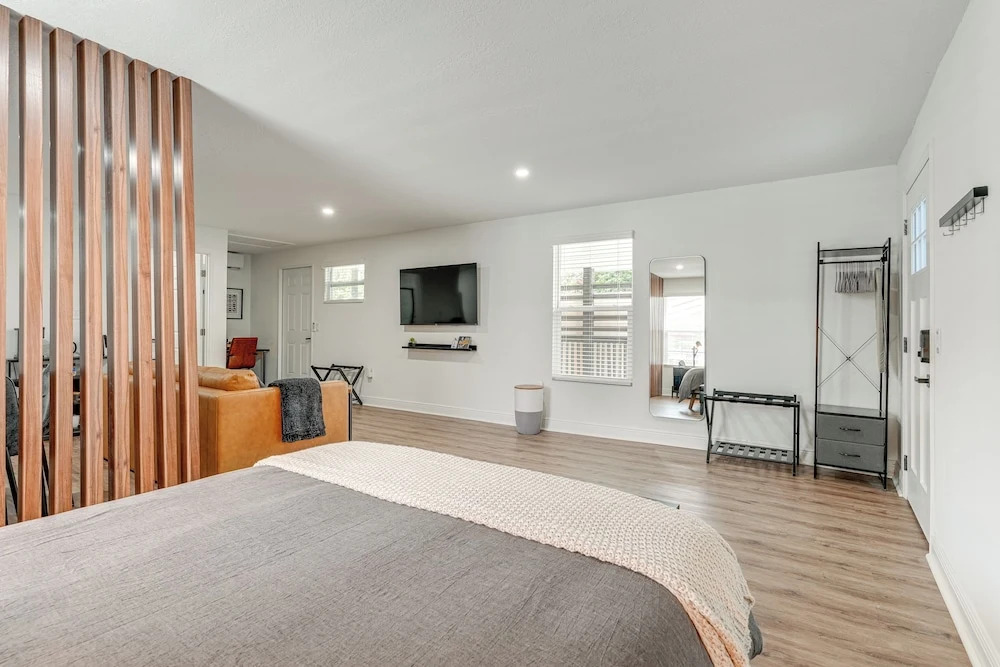 Stylish Lakeland Studio w/ Workspace