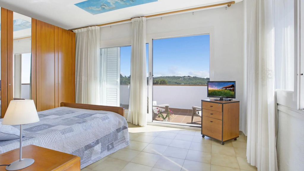 Nuri in Blanes with 5 bedrooms and 3 bathrooms