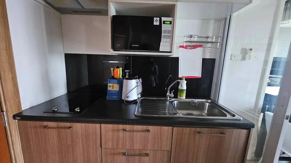Quiet Condo, Minutes to Everything