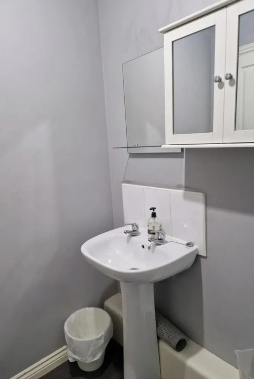 Stylish 2-bed Apartment - Sleeps 4, Parking & Wifi