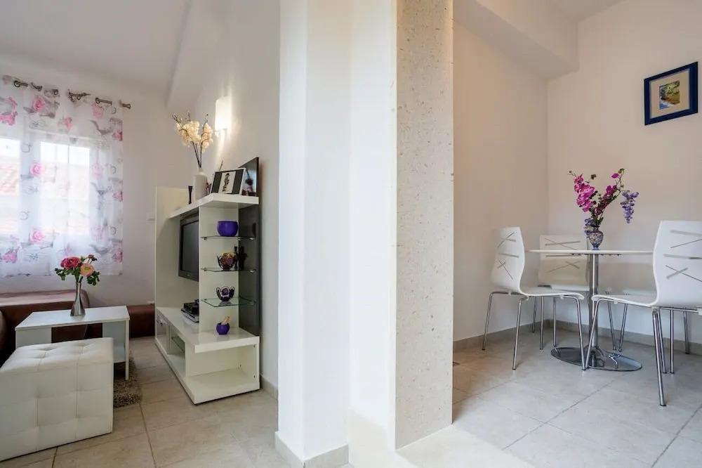 Holiday House Little Desire