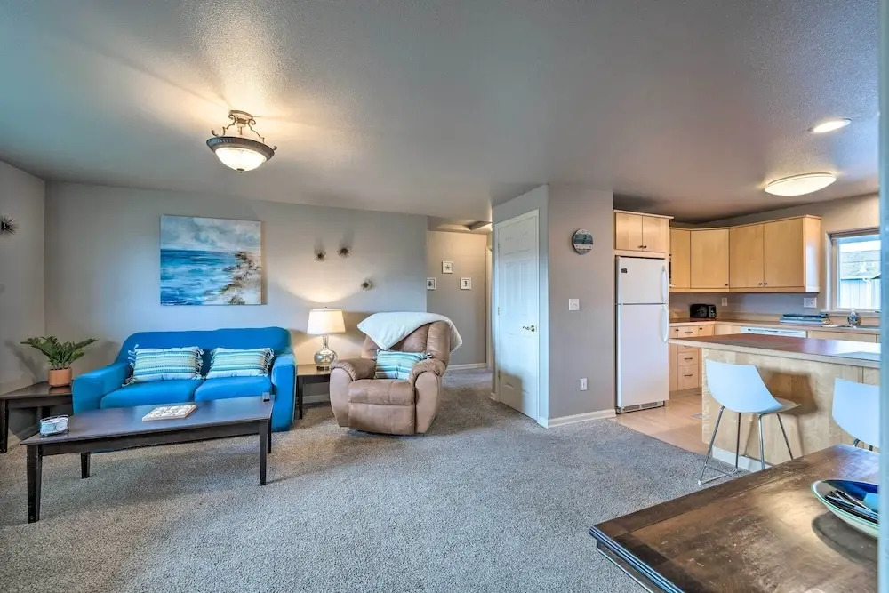 Apartment w/ Gas Fireplace ~ 1/2 Mi to Beach!
