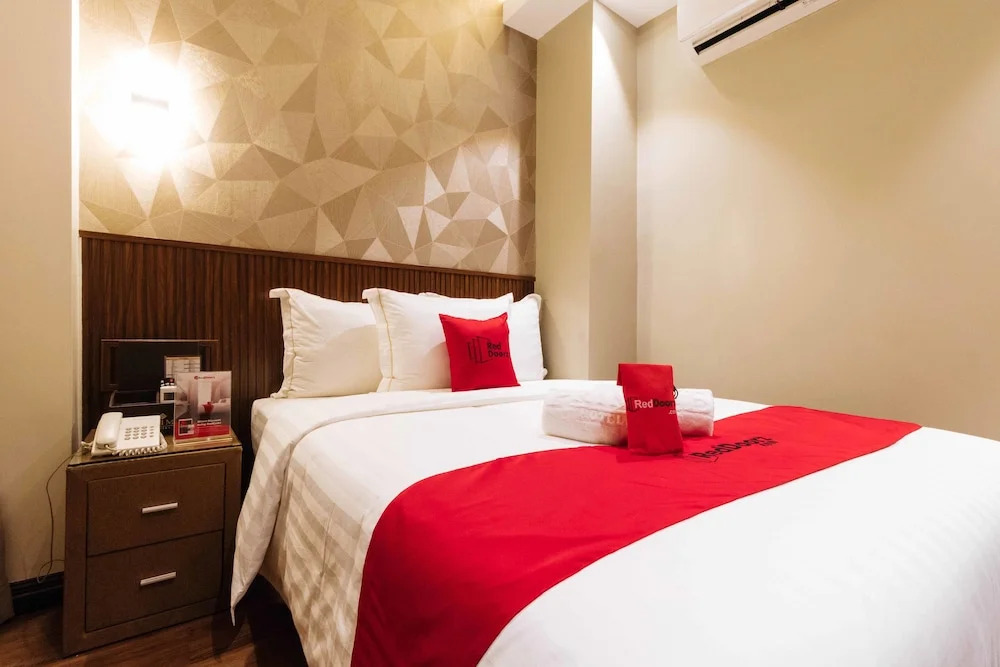 RedDoorz Premium @ South Triangle Quezon City