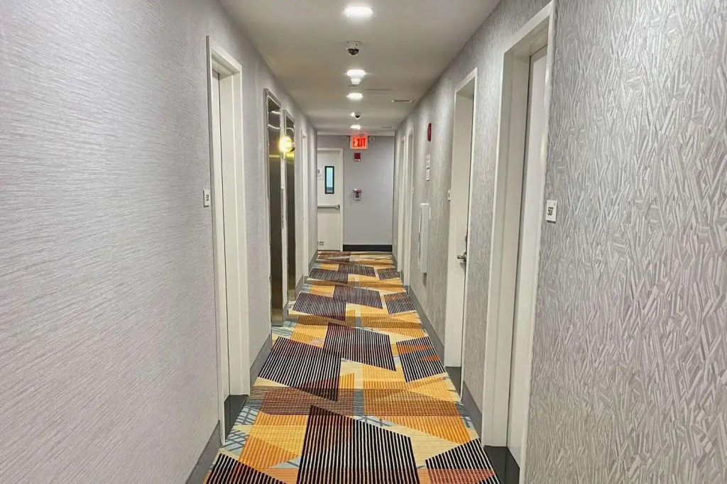 Super 8 by Wyndham Brooklyn Williamsburg