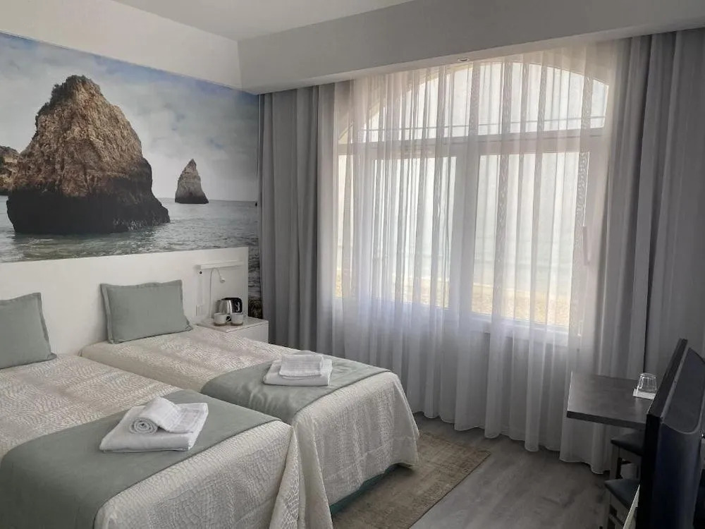 Golden Beach Guest House & Rooftop Bar