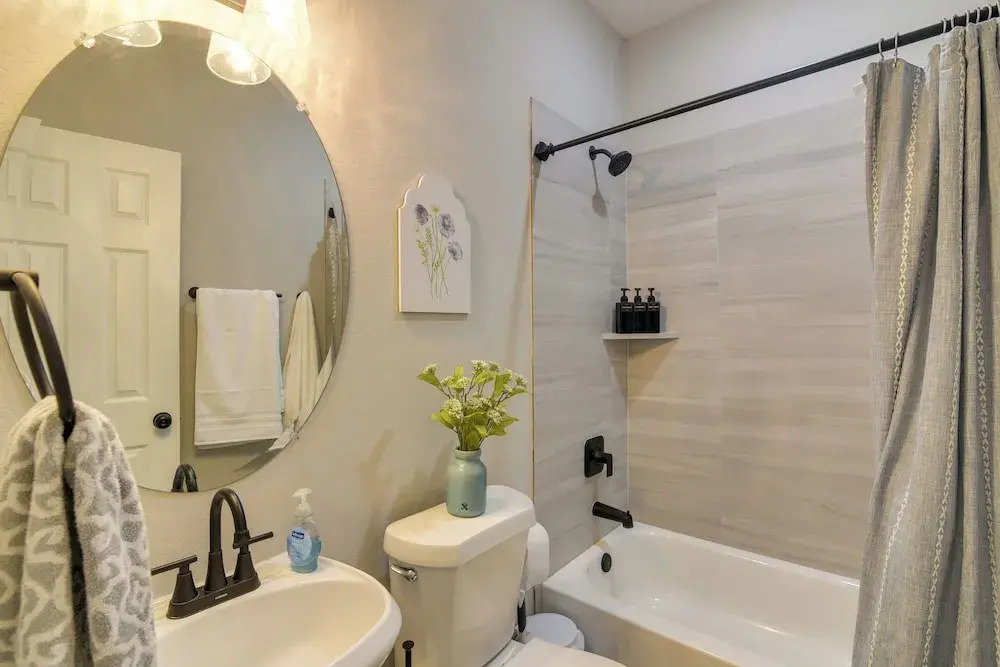 Patio & Fenced Yard: Home Close to Dtwn Houston!