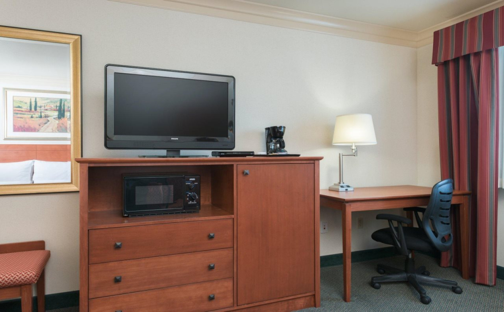 Holiday Inn Express Hotels & Suites Burlington by IHG