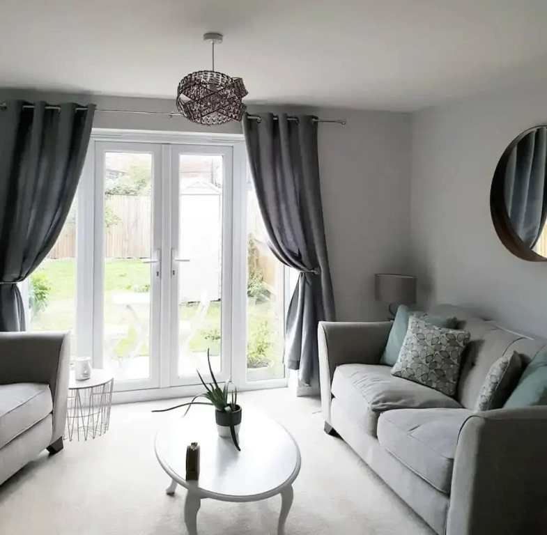 Sleeps10-garden-freeparking-bbq-familyfriendly