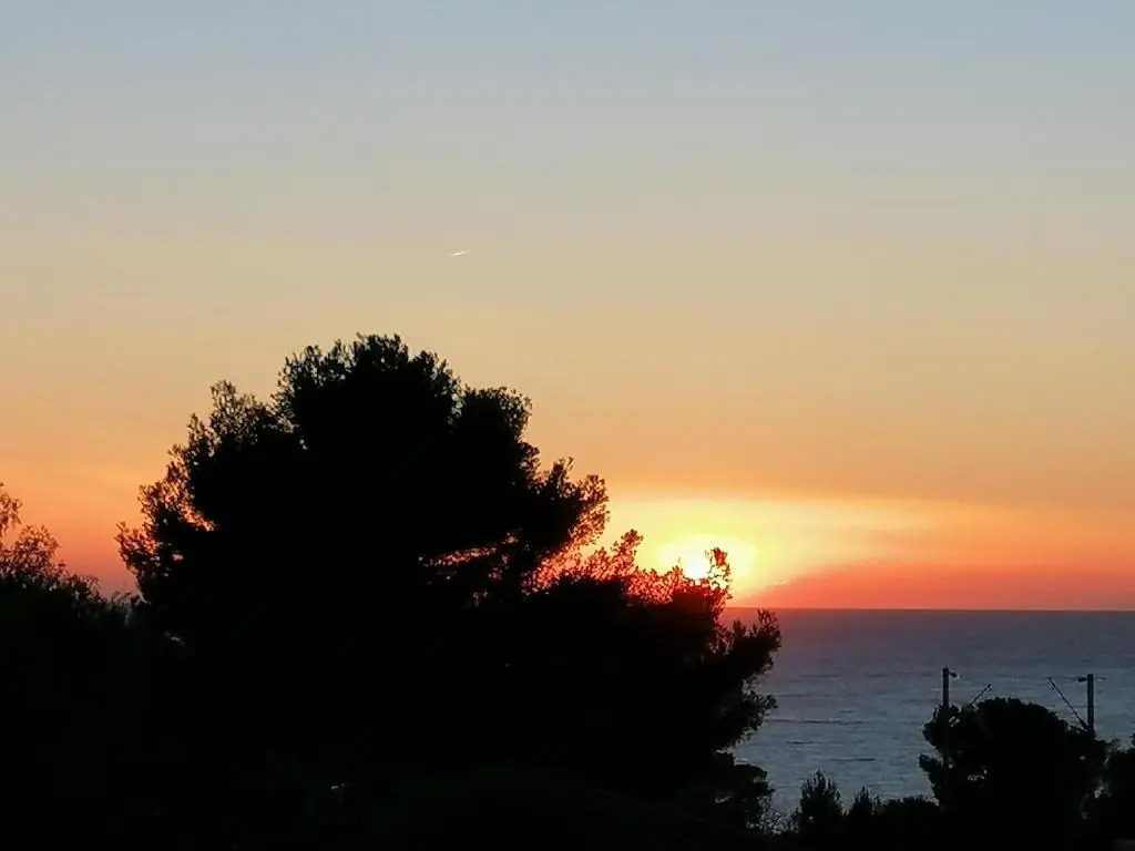 Sanary les gorguettes, studio avec terrasse vue mer