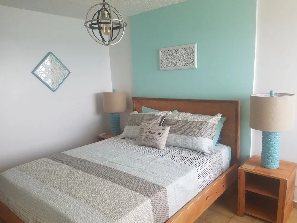 Breathtaking ocean view apt, steps from the beach!
