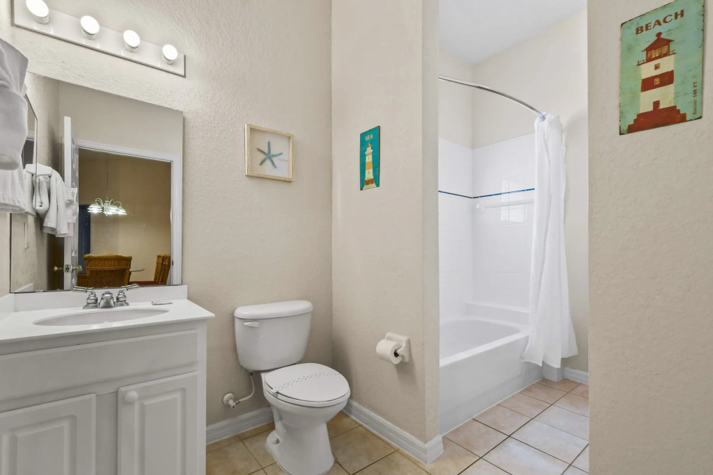 Ground floor unit lake view, best location, Davenport, US