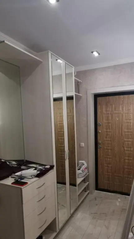 Ujutnaja kvartira v tsentre goroda s sovremennym dizajnom