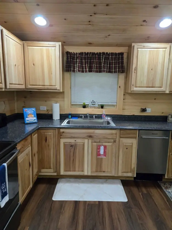 Stone Haven Cabin by Beyond Expectations With Hot Tub