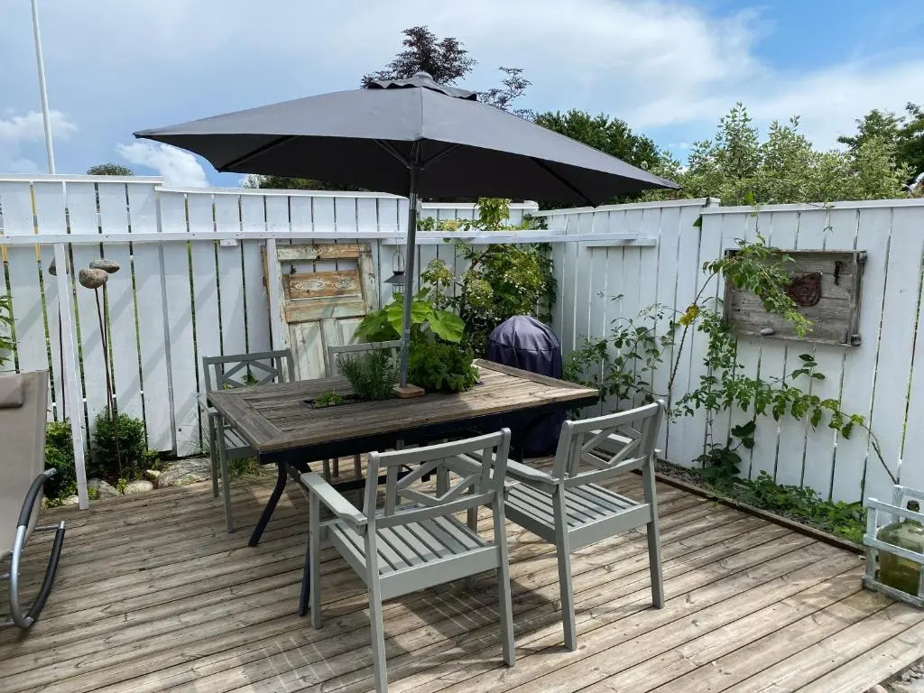 B&B Bland Ormbunkar Och Rosor