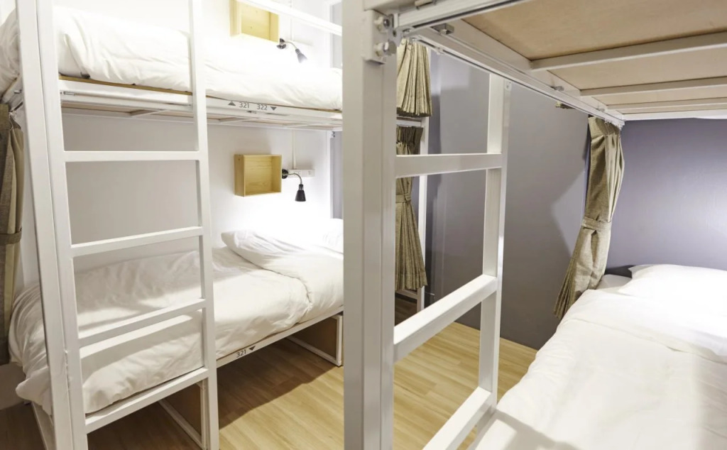 LiveItUp Chitlom Hostel