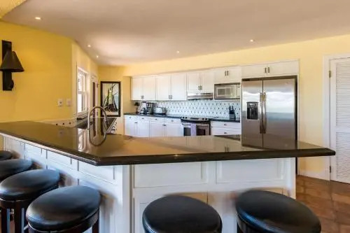 Luxury 4-bedroom home a short walk from the beach