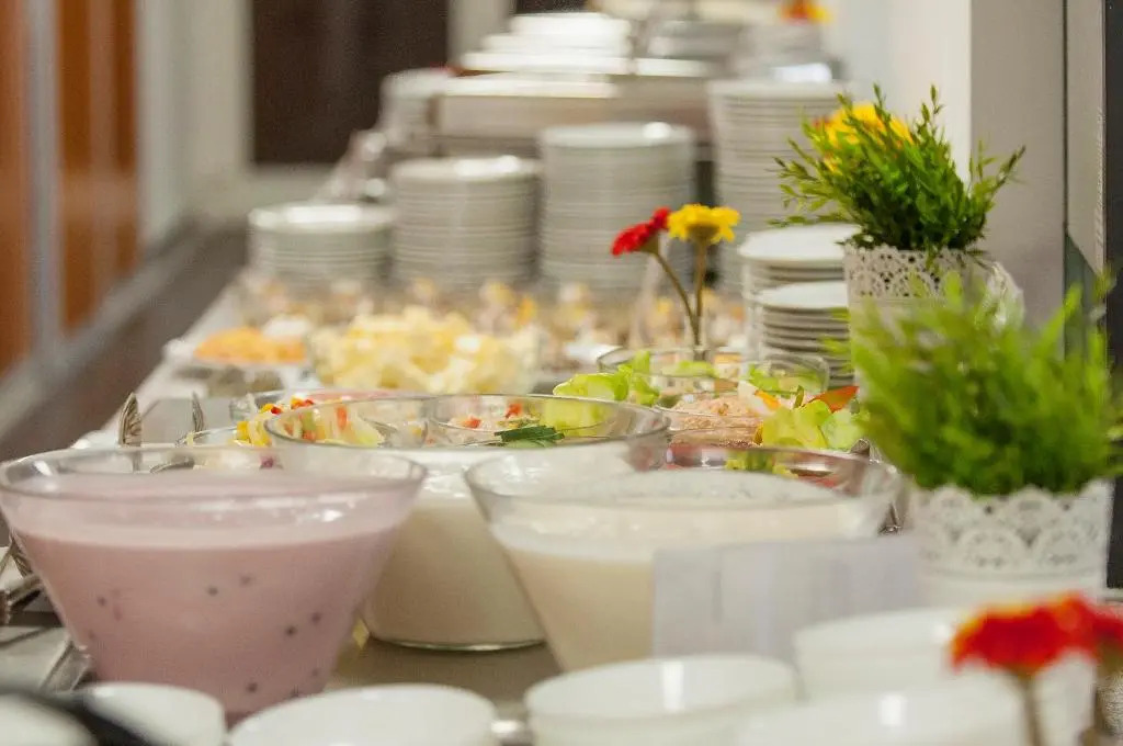 FREE PARKING, FREE BREAKFAST, only 15 minutes to City Center