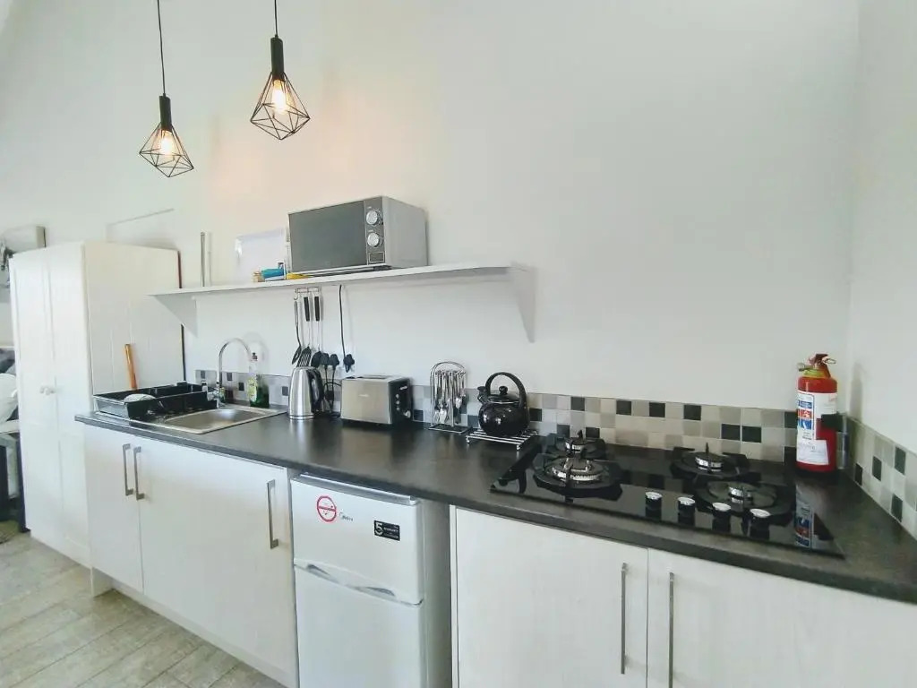 Capricorn Studio One - 150m to Solar Beach, Patio & Braai, Wifi, DSTV & Netflix