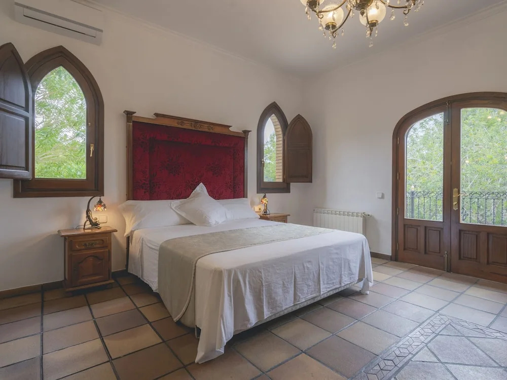 Tranquil Mansion in Santa Eulària des Riu With Swimming Pool