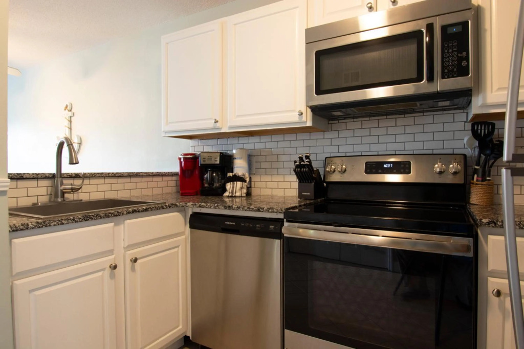 2 BR/BA Condo - Boardwalk to Beach. 3 Pools. Tennis Courts