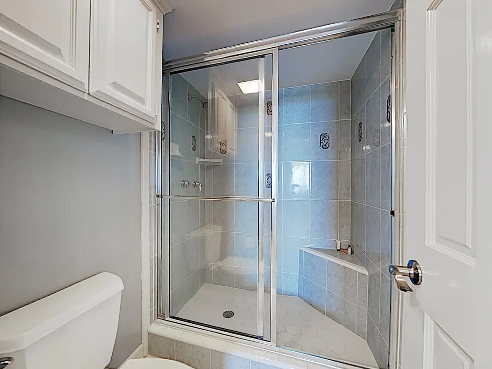 New Listing! Mid-island Marvel W/ Gym & Pools 2 Bedroom Condo