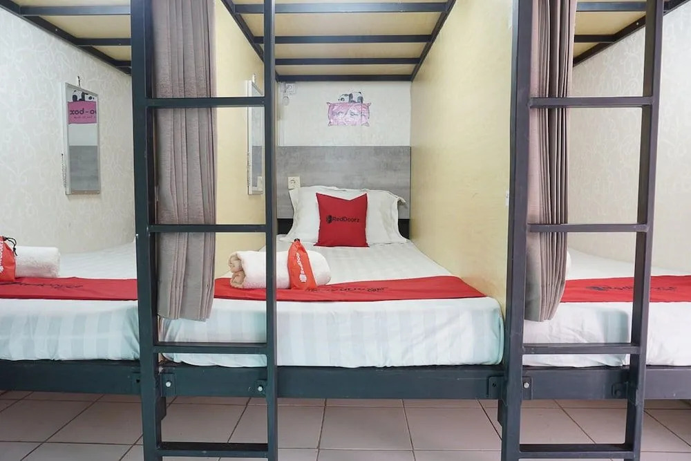 RedDoorz Hostel @ Borobudur Street
