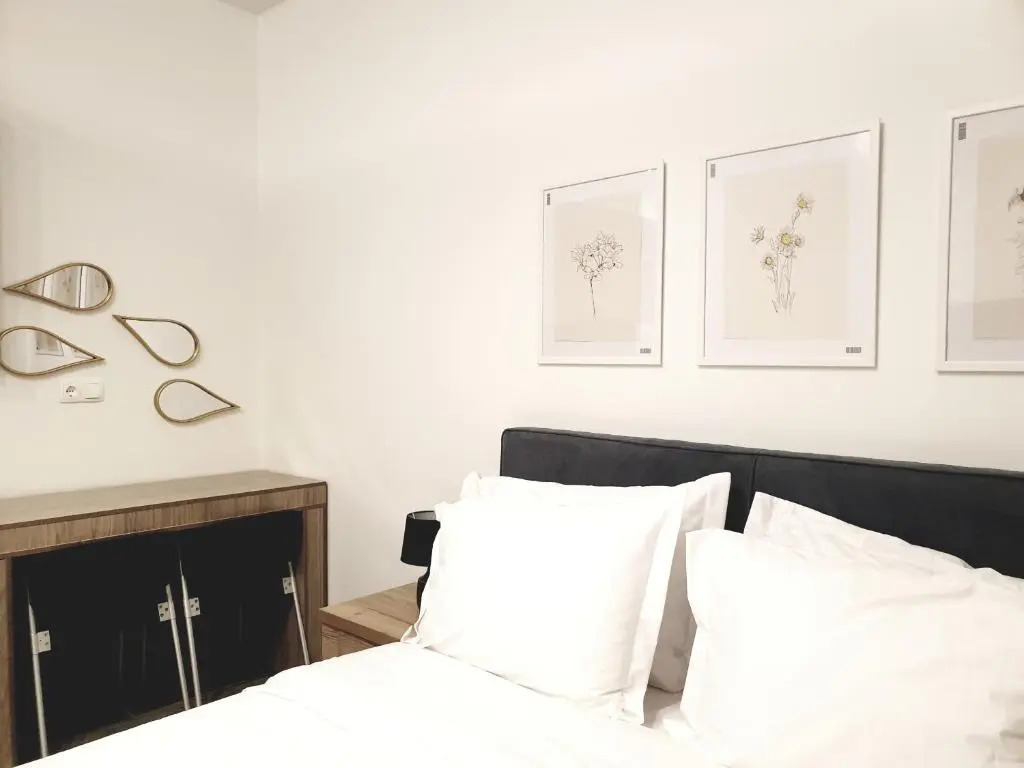 Eantos Studios and Suites