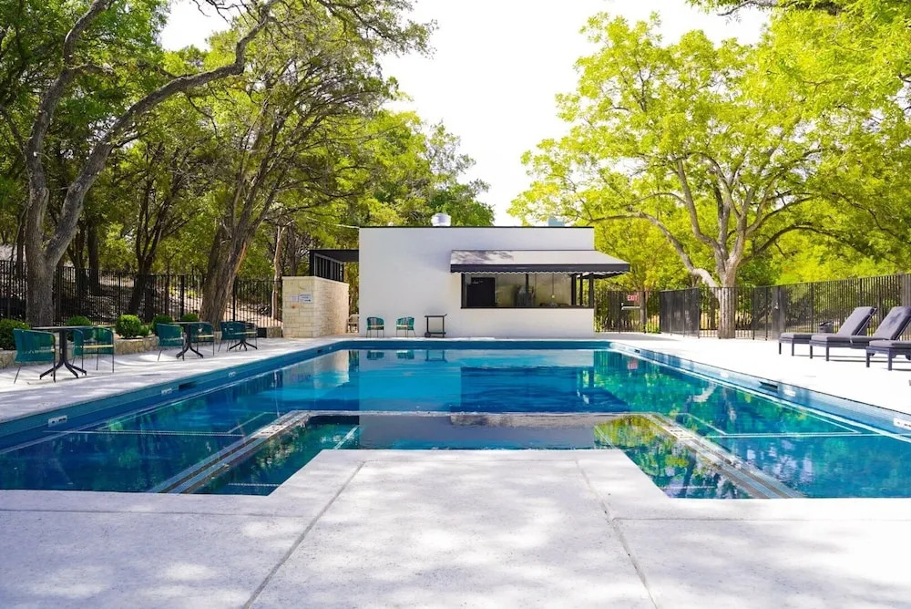 Wimberley Inn & bar