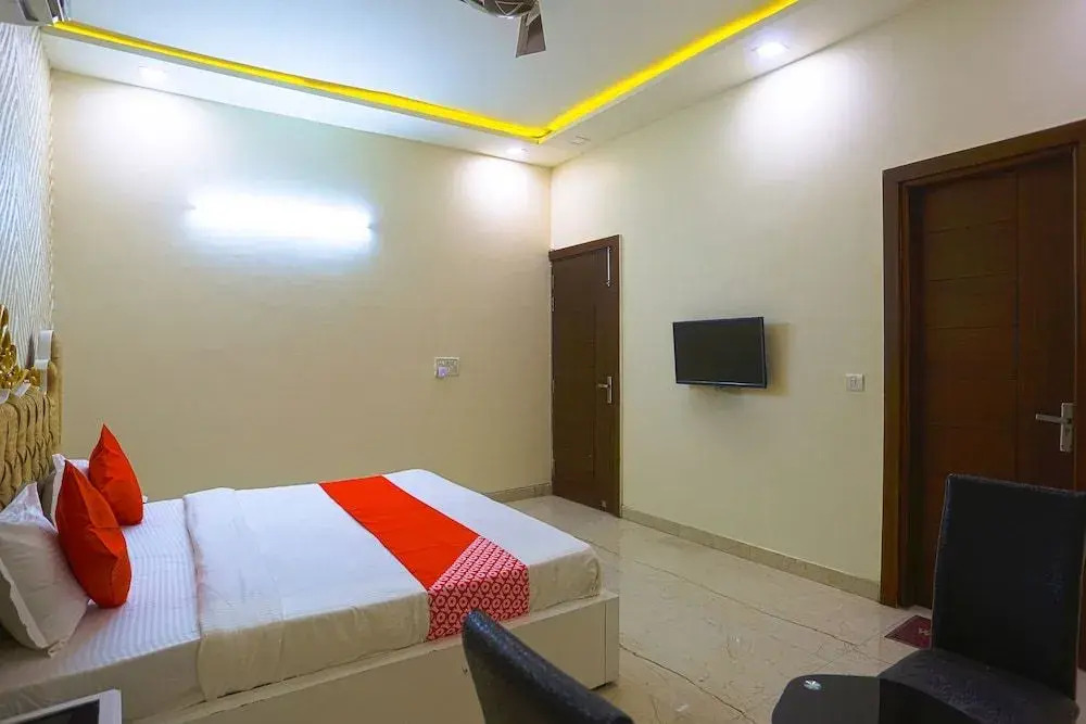 Oyo 41667 Paschim Vihar Inn