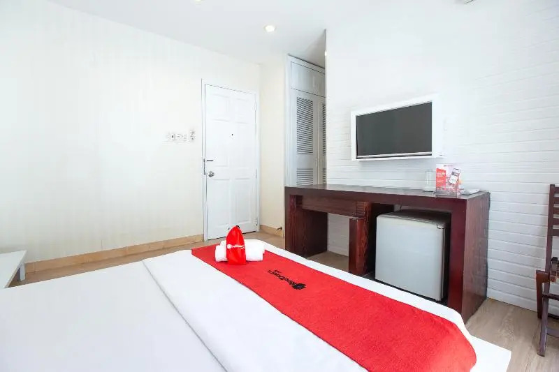RedDoorz Plus @ Nguyen Thi Thap Street