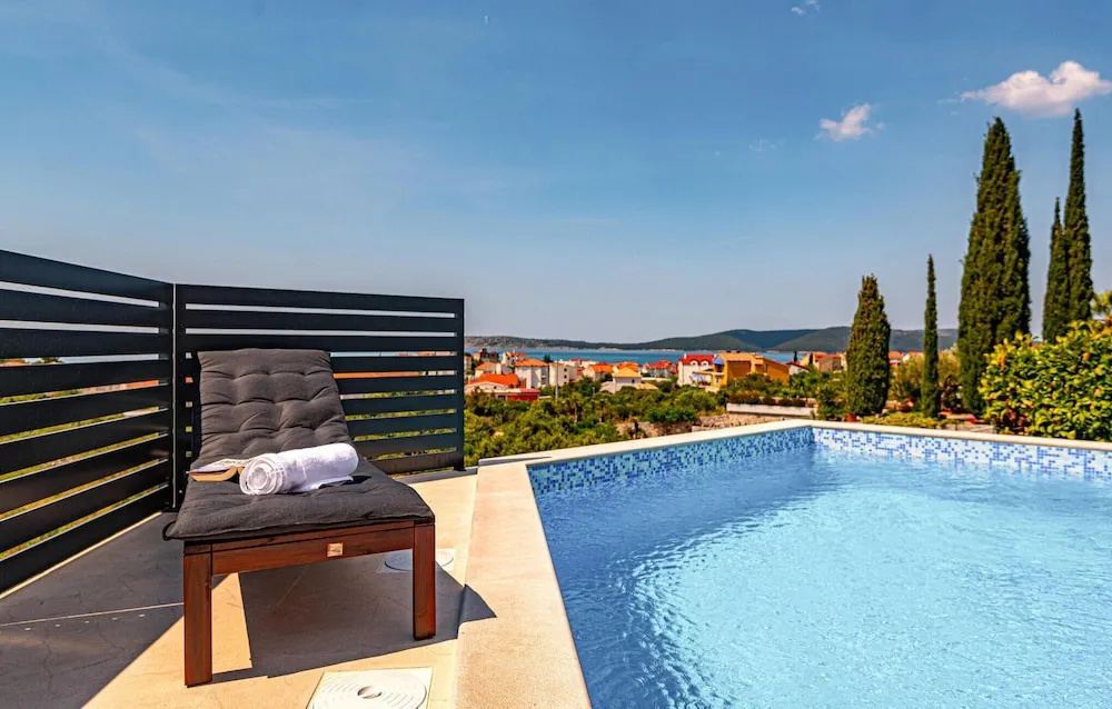 4 Bedroom Stunning Home In Brodarica