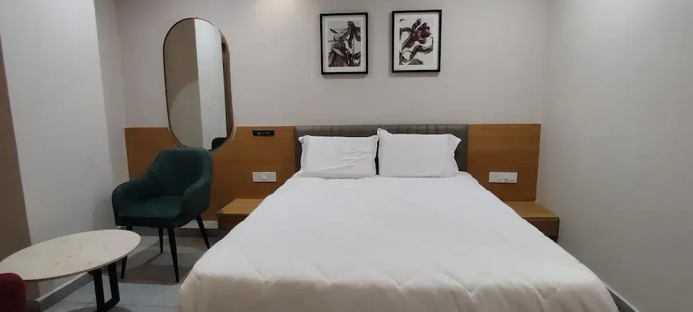 PubliQ Luxury Stays KPHB