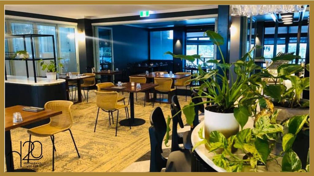 Burnett Riverside Hotel