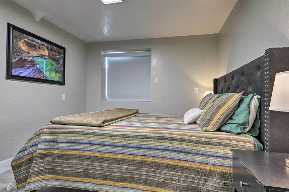 On-site Trails! Hot Tub Hideaway in Zion Area