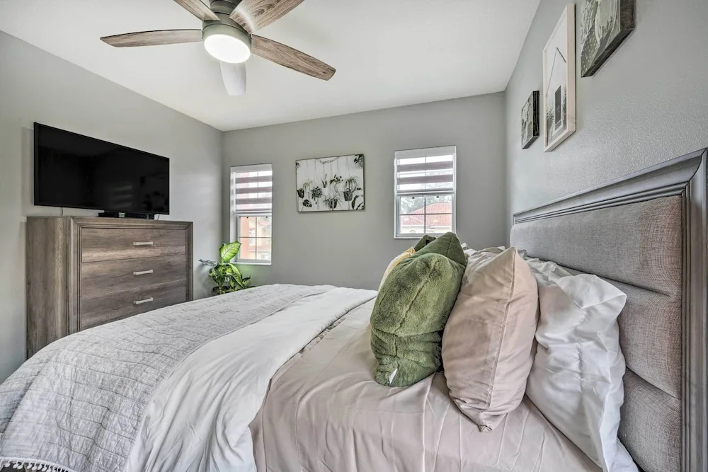 Renovated Kissimmee Townhome: 5 Mi to Disney!