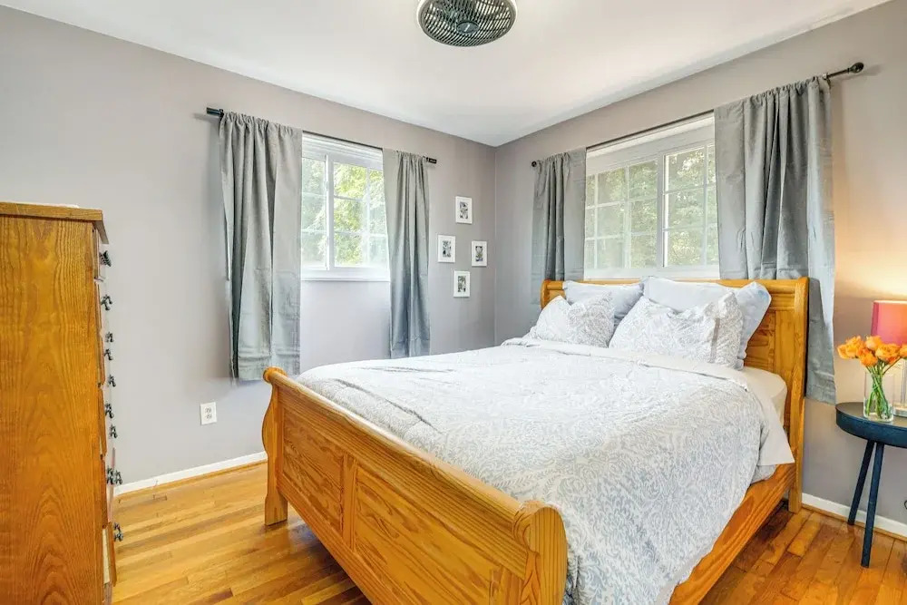 Arlington Townhome w/ Furnished Patio!