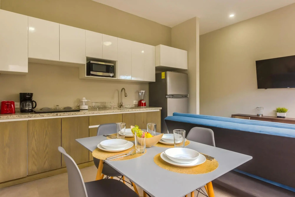 Splash Pool, Rooftop Terrace, Patio, Beach 4 Blks