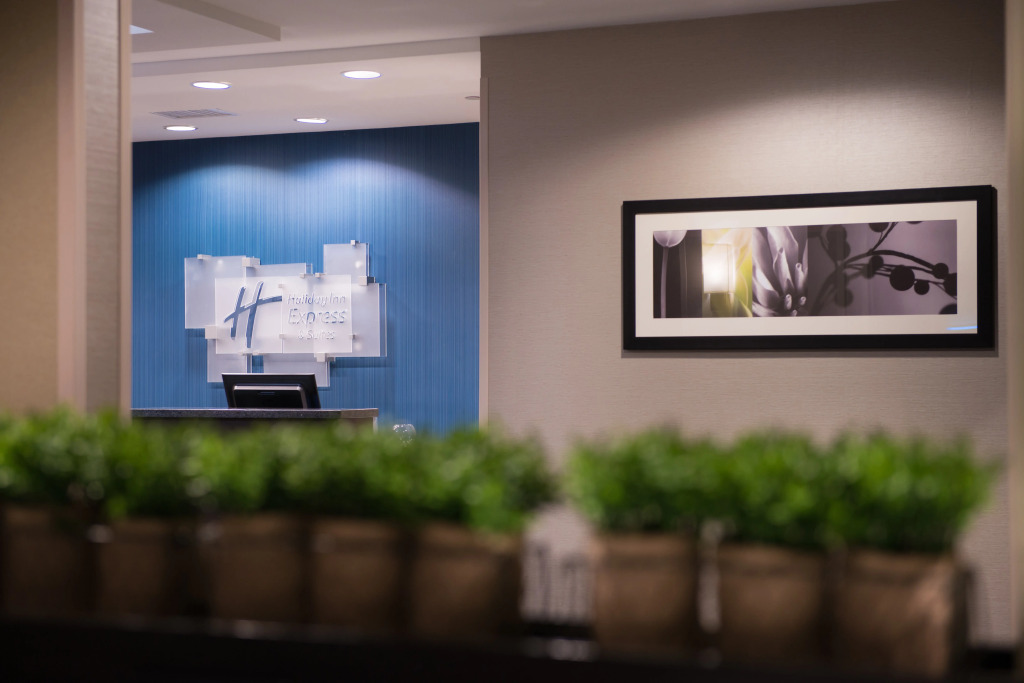 Holiday Inn Express & Suites Bakersfield Airport by IHG