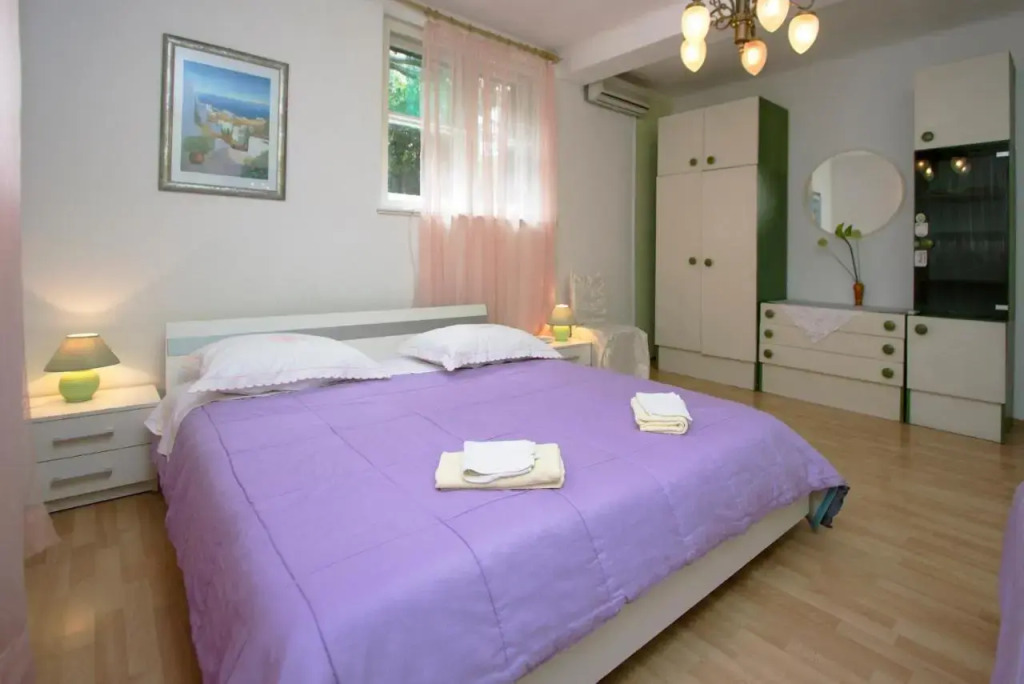 Guest house with garden - Zuvan