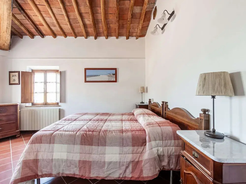 Scenic Farmhouse in Peccioli with Swimming Pool near Lakes