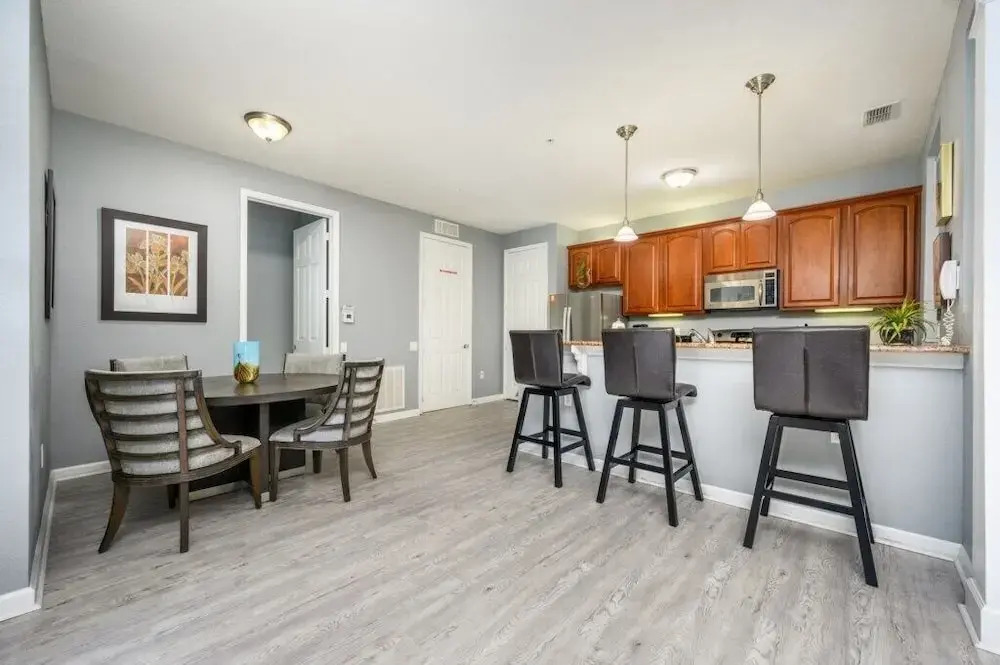 Newly Renovated Premium Condo, Vista Cay - 2002