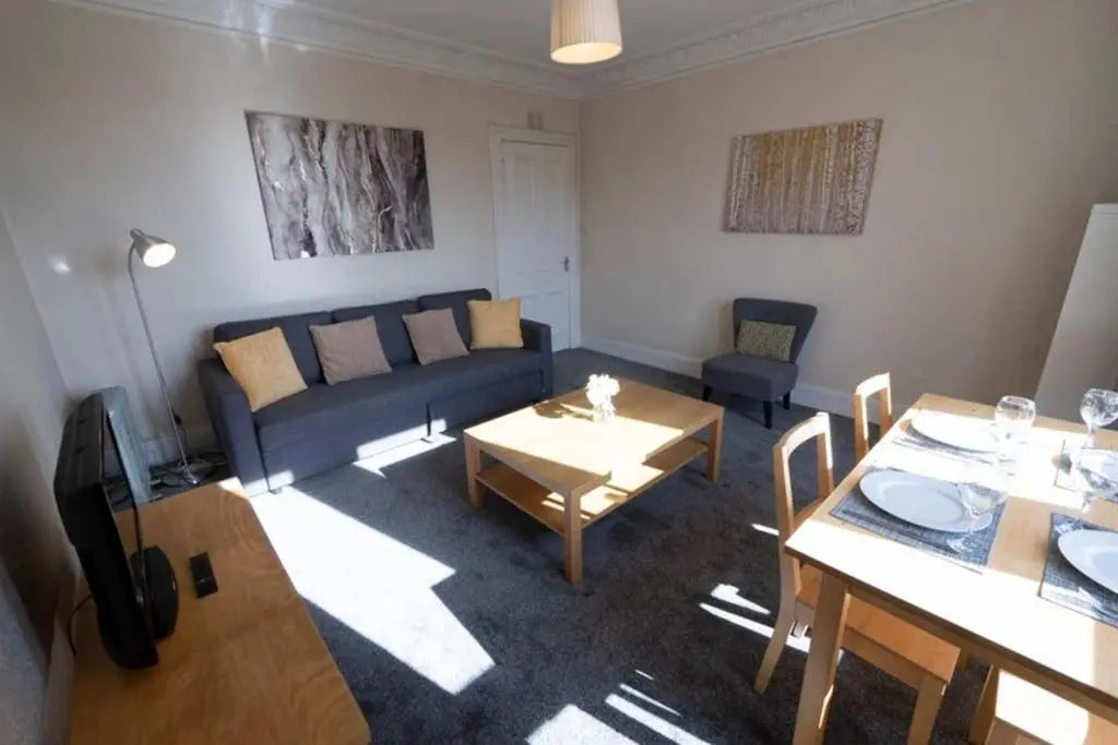 ☆ Bright, 2 Bedroom West End Apartment ☆