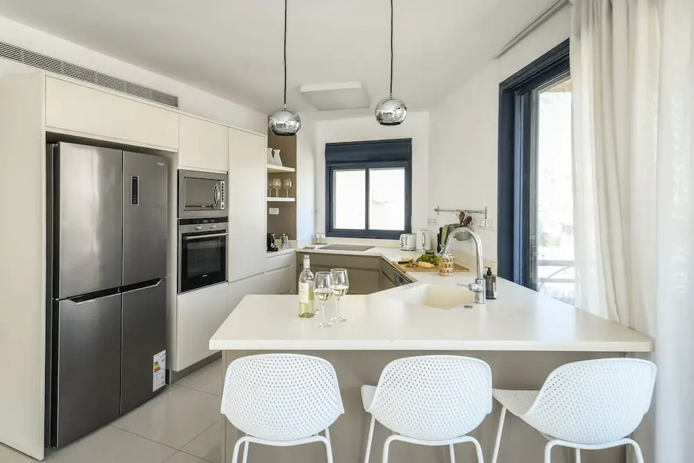 Stylish 3-BR Apt w Balcony and Parking