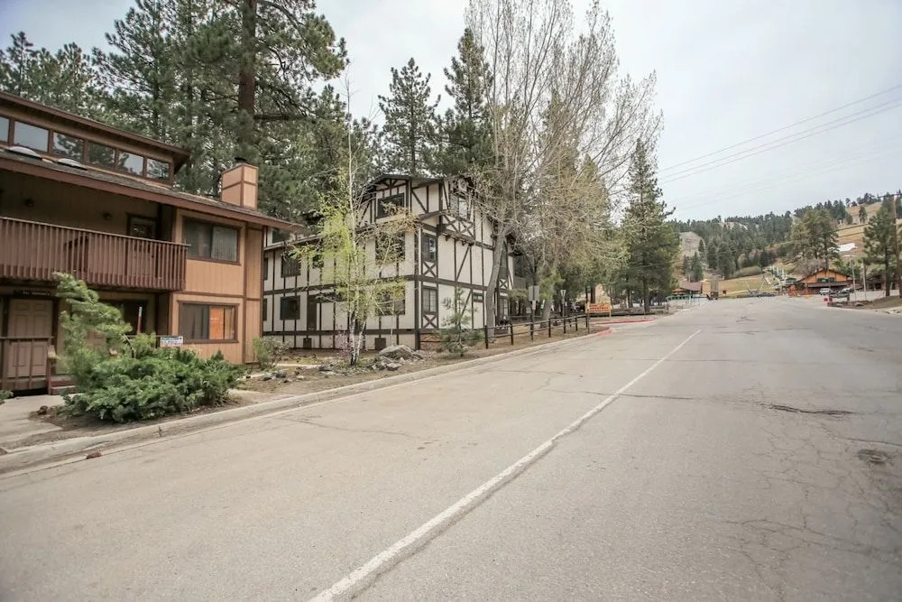 Summit X-ross Roads - Just a short drive to the Village and the lake with forest views