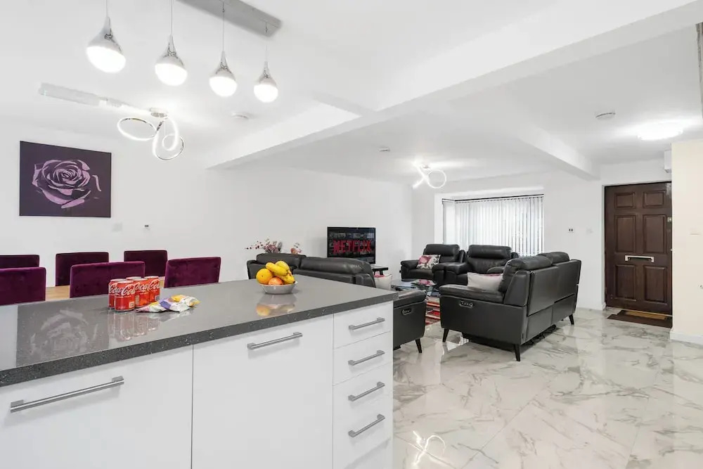 4 Bed House - Sleeps 8 - Garden - Parking - Wifi