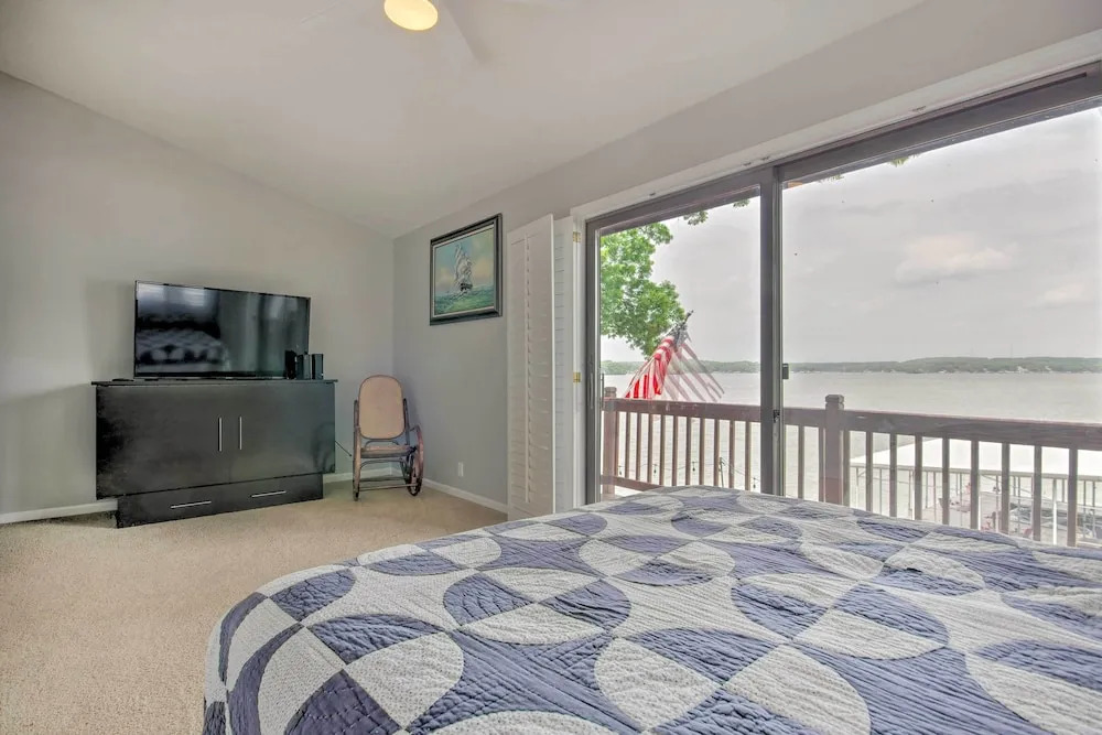 Hot Tub, Dock! Waterfront Lake Ozark Home!