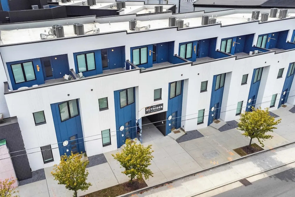 Sleeps 28 2 Units Near DT Nashville Outrider by Avantstay